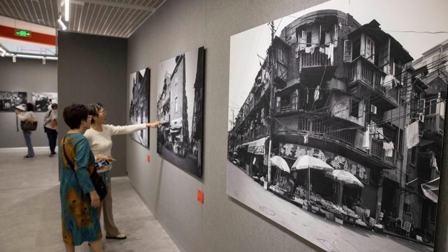 昨天，觀眾在市群藝館欣賞“上海老城廂——曹建國大畫幅攝影展”。記者 賴鑫琳 攝.jpg